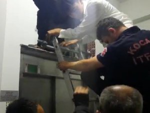 Bir Saatlik Asansör Kabusuna İtfaiye Ekipleri Son Verdi