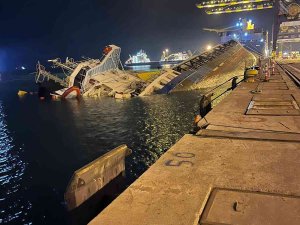 İ̇skenderun’da Konteyner Gemisi Battı