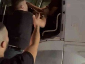 Minibüs Sürücüsü Kamyon Şoförünü Önce Darp Etti, Sonra Gasp Etti