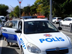 Erzincan Polisi Kpss’ye Geç Kalmakta Olan Öğrenciyi 15 Dakika Kala Sınava Yetiştirdi