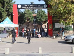 Adaylar İçeride, Yakınları Dışarıda Ter Döküyor