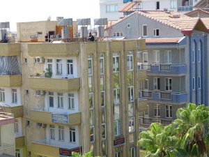 5 Katlı Apartmanın Çatısına Çıkan Genç, Yürekleri Ağza Getirdi