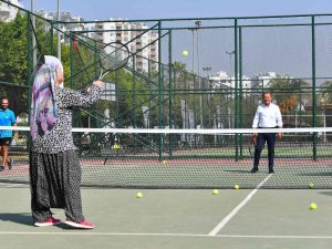 72 Yaşında Tenisle Tanıştı