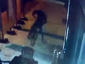Çocuğun Doğum Günü Hediyesini Böyle Çaldı, O Anlar Kamerada