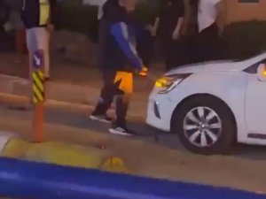 Sopayla Tartıştığı Şahısların Arabasını Parçaladı, O Anlar Kameraya Yansıdı