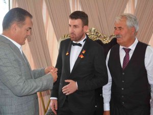 Vali Akbıyık, Çetin Ailesinin Düğün Törenine Katıldı