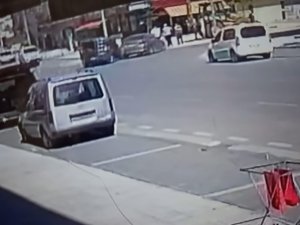 Kazada Savrulan Araç Kaldırımda Çalışan İşçilere Çarptı: 2 Ağır Yaralı