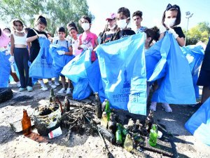 Çevre Gönüllüleri 500 Kilo Çöp Topladı
