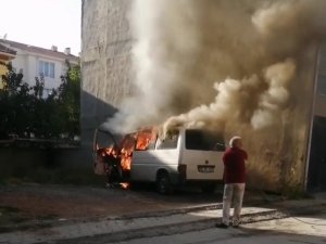Park Halindeyken Alev Alan Panelvan Araç Hurdaya Döndü