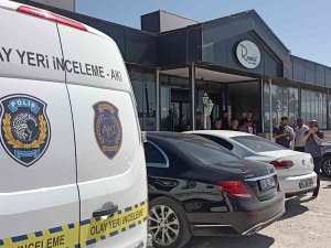 Boşanmak Üzere Olduğu Eşini Öldürdü, Yakalanacağını Anlayınca Kendini Vurdu