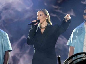 Hadise “7. Kardeş Kültürlerin Festivali”nde Konser Verdi