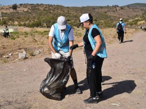 Gönüllü Çevreciler Bağyolu Göleti Çevresini Temizledi