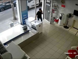 Mağazadan Cep Telefonunu Böyle Çaldı