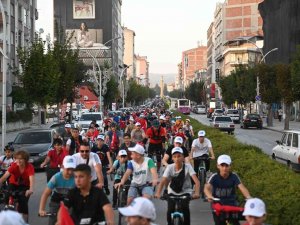 Çorum’da Yüzlerce Bisiklet Sever Sağlıklı Yaşam İçin Pedal Çevirdi