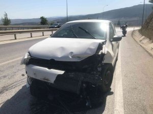 Kontrolden Çıkan Otomobil Demir Bariyerlere Çarptı, Sürücüsü Yaralandı
