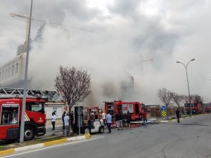 Beylikdüzü’ndeki Bir Depoda Çıkan Yangında Dumanlar Etrafı Kapladı