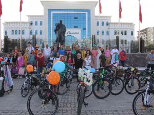 Elazığ’da ’Süslü Kadınlar’ Otomobilsiz Kentler Günü İçin Pedal Çevirdi