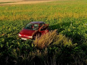 Çorum’da Otomobil Tarlaya Uçtu: 2 Yaralı