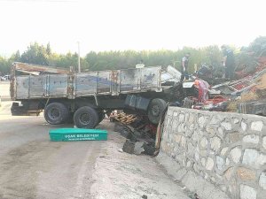 Uşak’ta Kamyon Duvara Çarptı: 1 Ölü