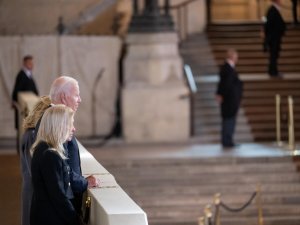 Abd Başkanı Biden, Kraliçe Iı. Elizabeth’in Cenazesine Katılmak Üzere İ̇ngiltere’de