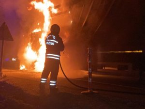 Alevlere Teslim Olan Tır İtfaiye Ekiplerince Söndürüldü