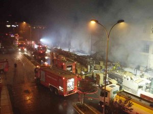 Beylikdüzü’nde Depo Yangını 9 Saattir Devam Ediyor