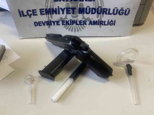 İ̇zmir’de Farklı Suçlardan Aranan Şüpheli, Çalıntı Araç İçerisinde Yakalandı