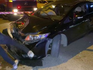 Kadıköy’de Otomobil Yolcu Alan Taksiye Çarptı, Öfkelenen Sürücü Kendi Aracını Tekmeledi