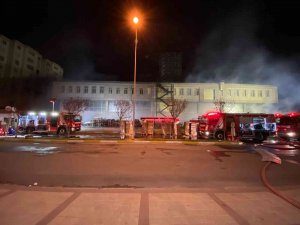 Beylikdüzü’nde 14 Saattir Yanan Fabrikada İtfaiyenin Çalışması Sürüyor, Bir Bina Tedbir Amaçlı Boşaltıldı