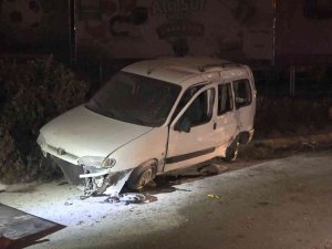 Direksiyon Hakimiyetini Kaybeden Alkollü Sürücü Ağır Yaralandı