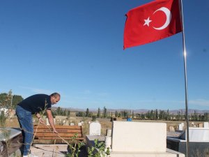 Şehit Kardeşinin Mezarına 28 Yıldır Toz Kondurmuyor Her Hafta Sonu Temizliğini Yapıyor