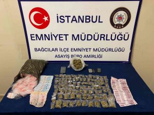 Bağcılarda Sokakta Uyuşturucu Madde Satışı Yapan Şahıs Yakalandı