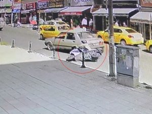 Otomobille Çarpışan Motosikletli Yaralandı, Sürücü Kaçtı: O Anlar Kamerada