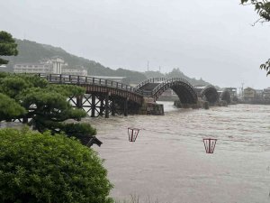 Japonya’daki Nanmadol Tayfunu’nda 1 Kişi Öldü