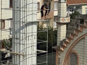 İ̇stanbul’da İlginç Minare Yenilemesi Kamerada: Aşağıya Atlayıp Yukarıya Taş Çektiler