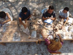 11 Bin Seramik Parçası Tek Tek Elden Geçiyor Turizme Kazandırılıyor