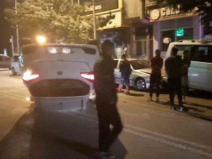 Direksiyon Hâkimiyetini Kaybetti Sokak Ortasında Araçla Takla Attı