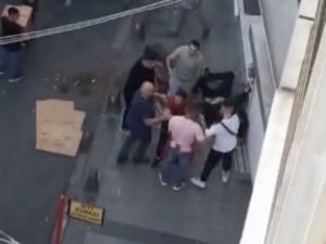 İ̇stanbul’da Yaşlı Adamı Döven Şahsa Dayak Kamerada