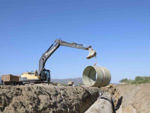 Koçarlı’daki Sulama İnşaatında Dev Borular Döşeniyor