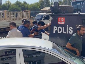 Alacaklısını Evinde Bıçakladı, Yaralının Eşi Yardım Feryadında Bulundu