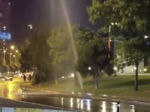 Ataşehir’de Çim Sulama Fıskiyesi Bozuldu: Fışkıran Su Metrelerce Yükseğe Ulaştı