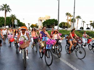 Bisikletseverler ’Süslü Kadınlar Bisiklet Turu’nda Pedal Çevirdi
