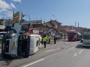 D-100’de Tankerin Çarptığı Servis Minibüsü Devrildi: 1 Yaralı