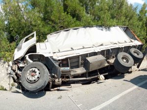 İ̇zmir’de Freni Boşalan Kamyon, Devrilip Sürüklendi