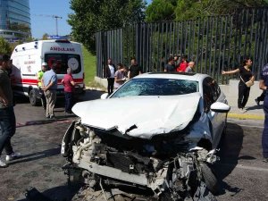 Pendik’te Virajı Alamayan Otomobil Bariyerlere Çarptı, Kazada 1 Kişi Yaralandı