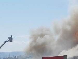Çelik Fabrikasının Hurdalık Bölümü Alevlere Teslim Oldu