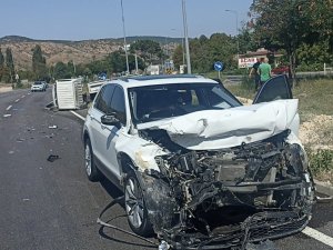 Bilecik’te Otomobil İle Kamyonetin Çarpışması Sonucu 1 Kişi Yaralandı