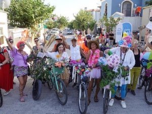 Süslü Kadınlar Alaçatı’da Pedalladı