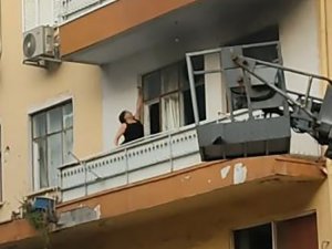 Sinir Krizi Geçiren Kadın Evinin Balkonunu Yaktı, Camları Kırıp Eline Ne Geçtiyse Sokağa Fırlattı
