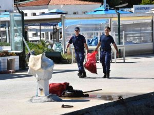 Bozcaada’da Yarım Saatte Denizin Dibinden 40 Çuval Çöp Çıktı